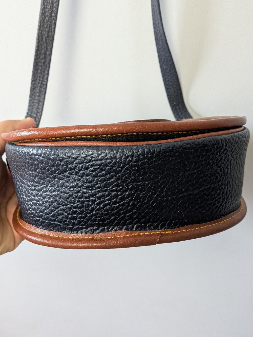 DOONEY & BOURKE Vintage Leather Women Shoulder Or Crossbody Purse navy Blue Tan - Picture 5 of 11